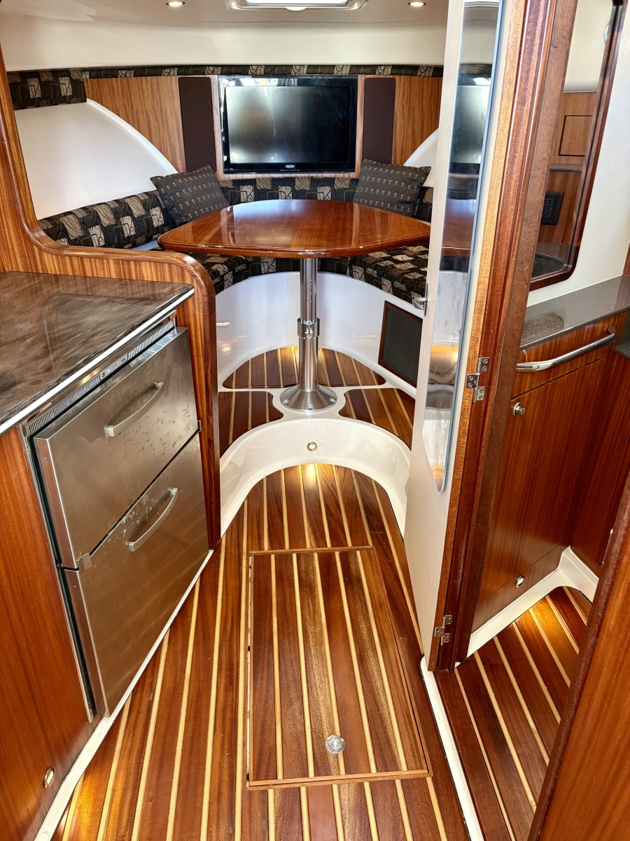 Pursuit 38 SALTY SUSEA - Interior