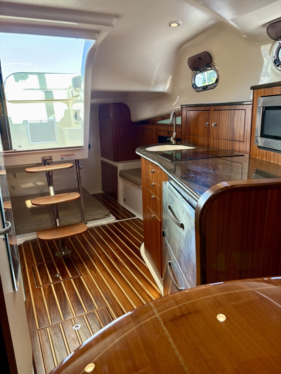 Pursuit 38 SALTY SUSEA - Interior