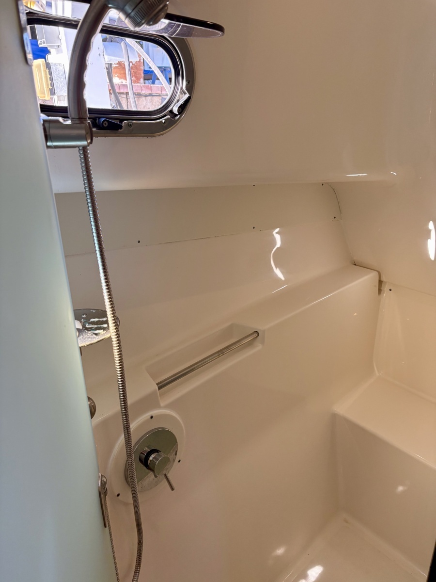 Pursuit 38 SALTY SUSEA - Head