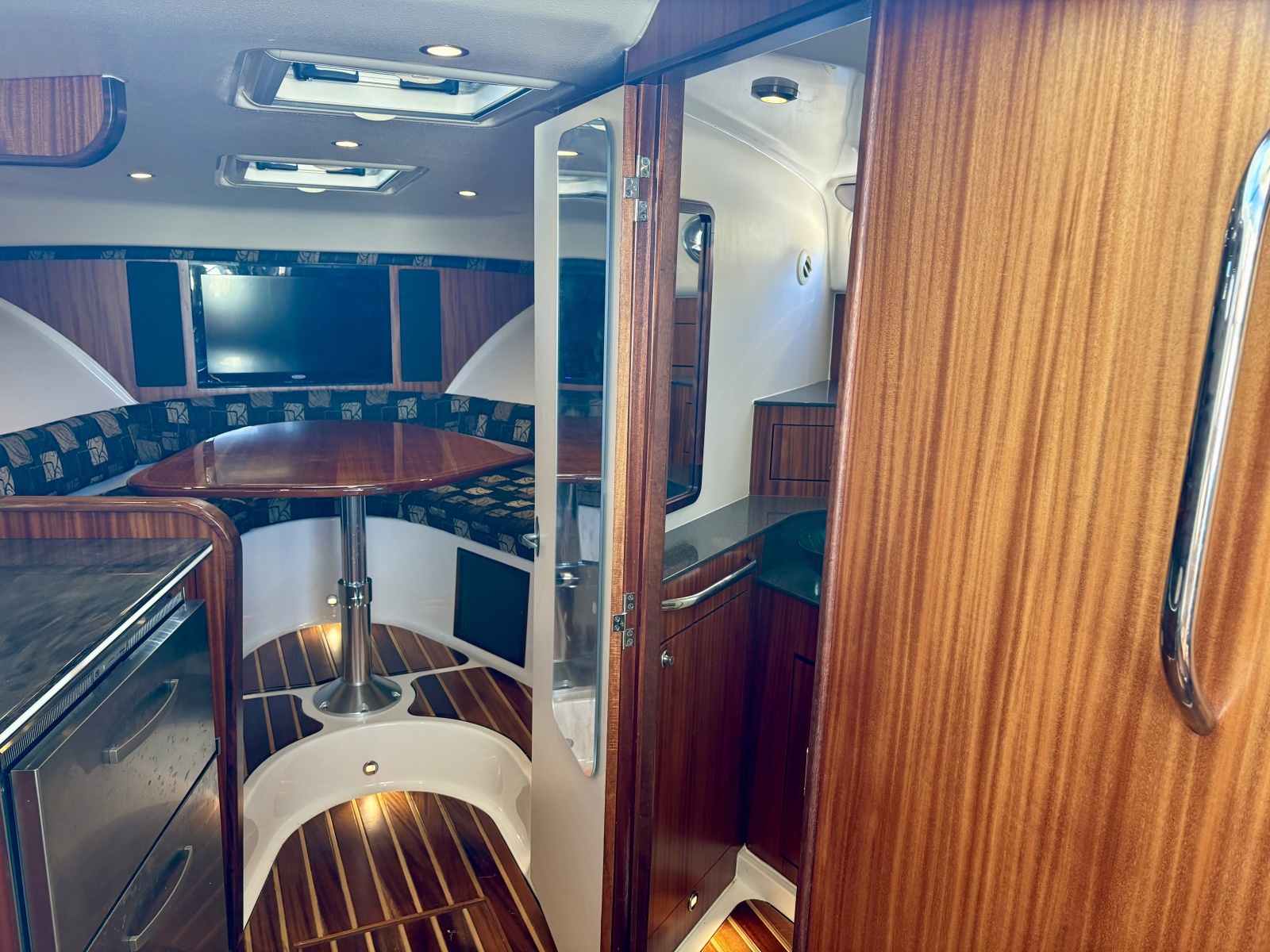 Pursuit 38 SALTY SUSEA - Interior