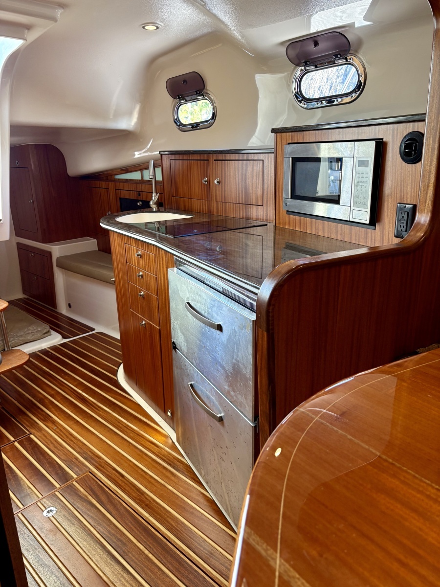 Pursuit 38 SALTY SUSEA - Interior