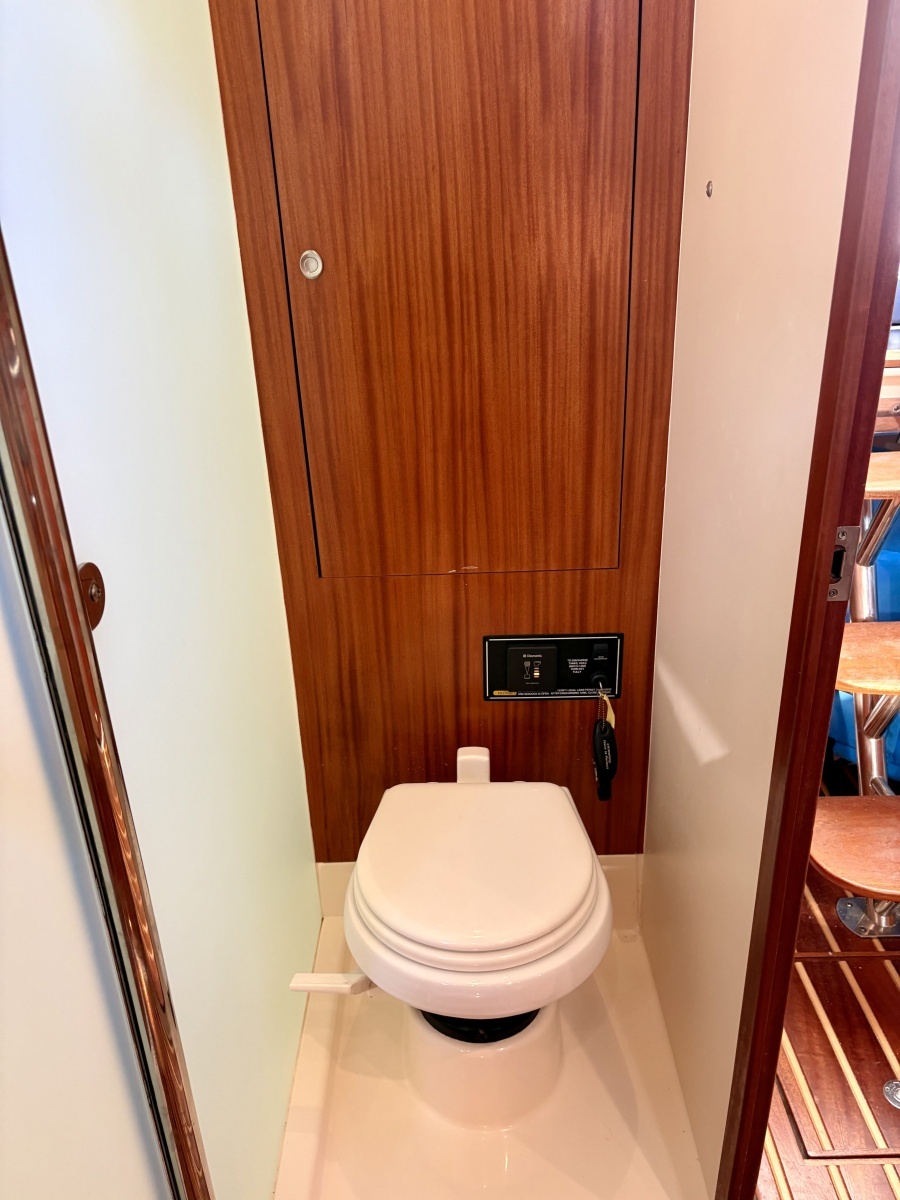 Pursuit 38 SALTY SUSEA - Head