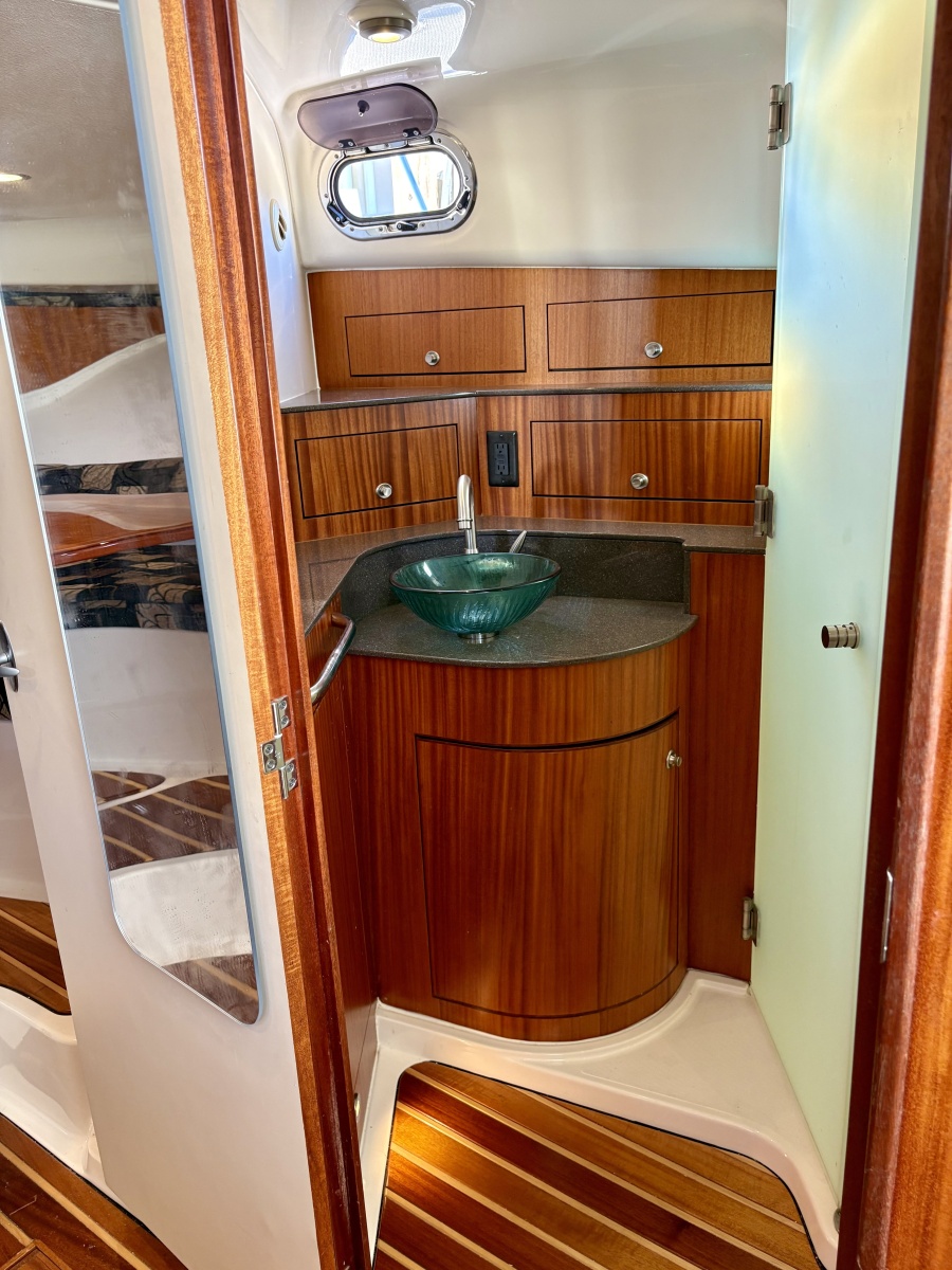 Pursuit 38 SALTY SUSEA - Head