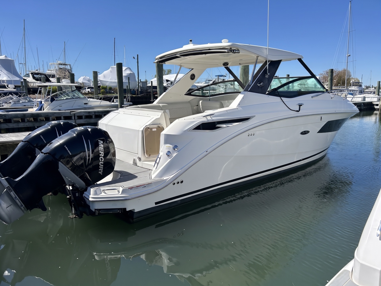 2021 Sea Ray 320 Sundancer