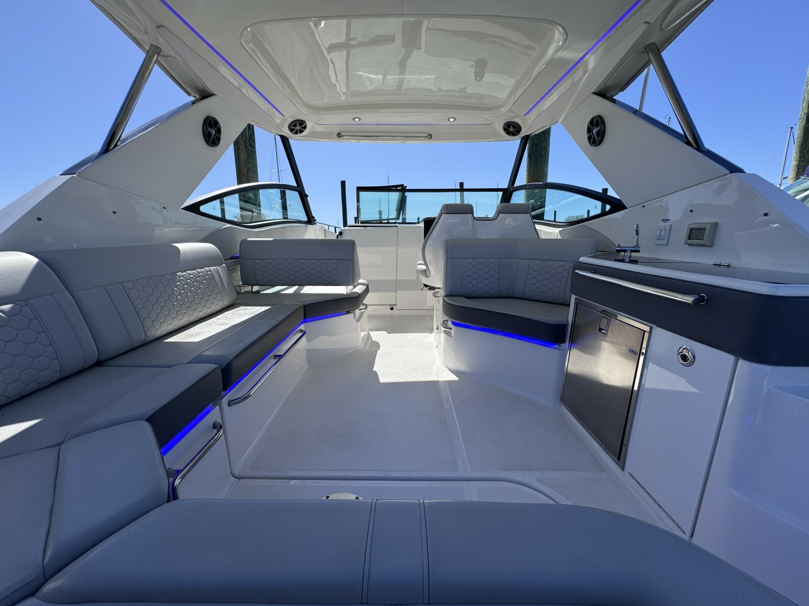 2021 Sea Ray 320 Sundancer