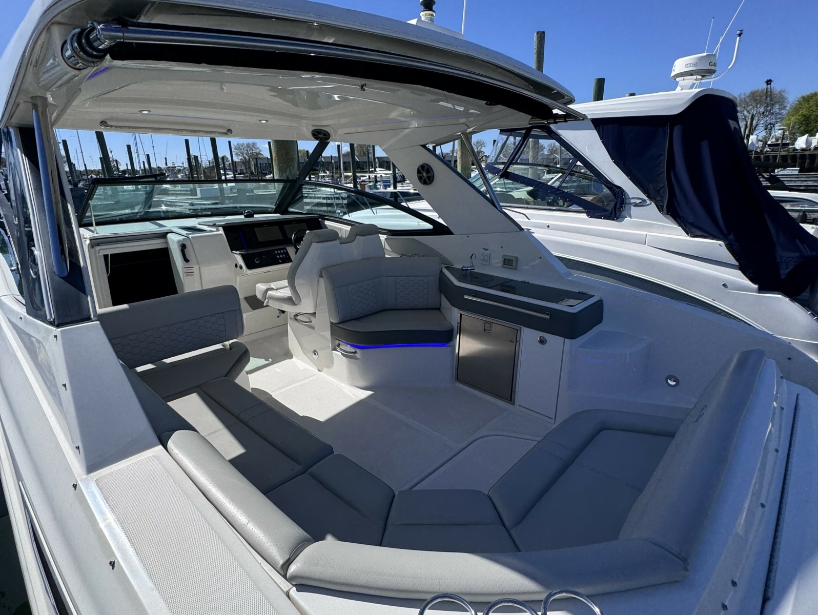 2021 Sea Ray 320 Sundancer