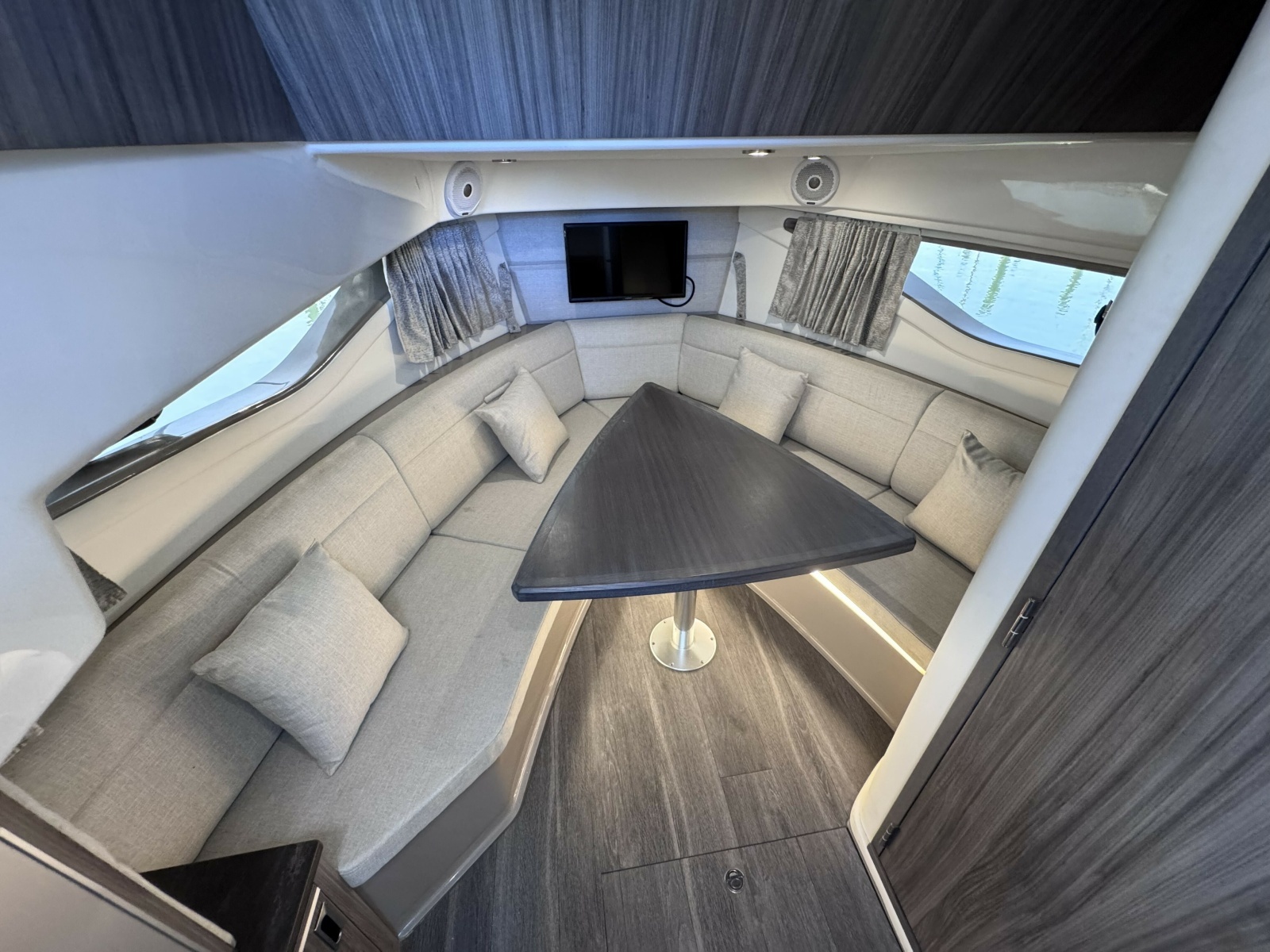 2021 Sea Ray 320 Sundancer