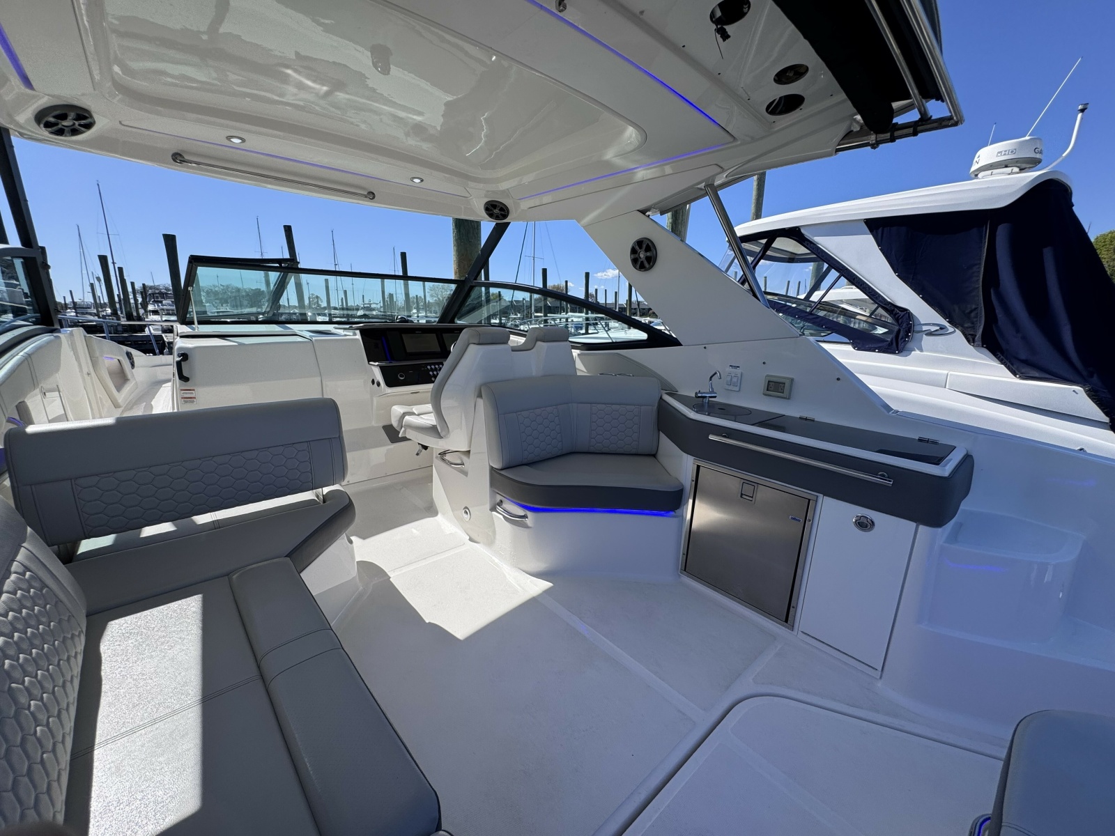2021 Sea Ray 320 Sundancer