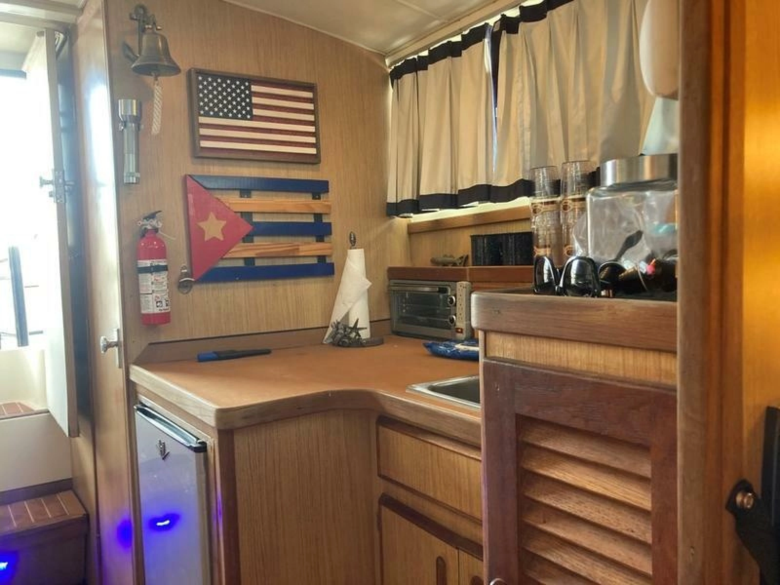 1987 Bertram 28 Sport Fly Fish