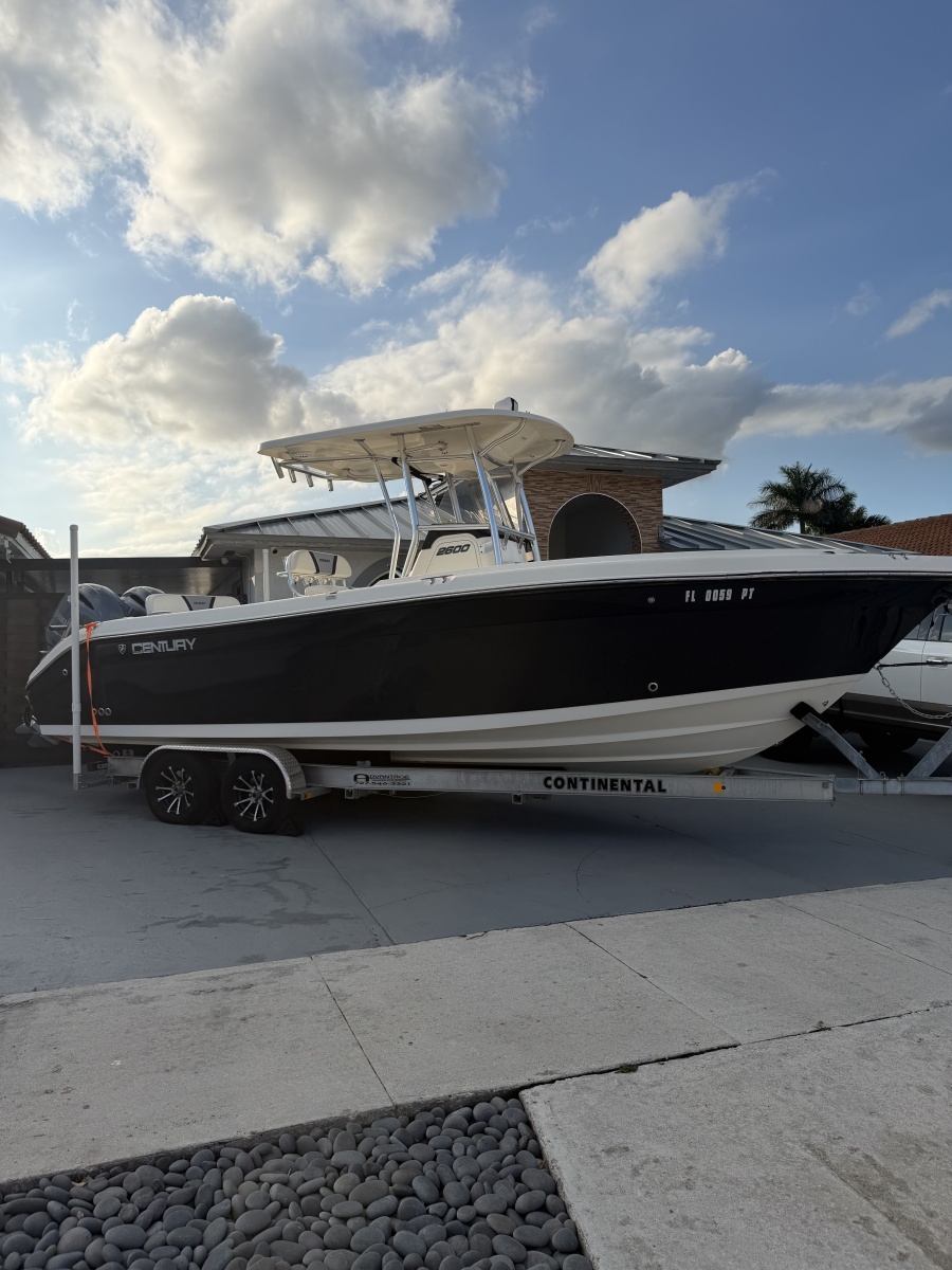 26' 2014 Century 266 CC