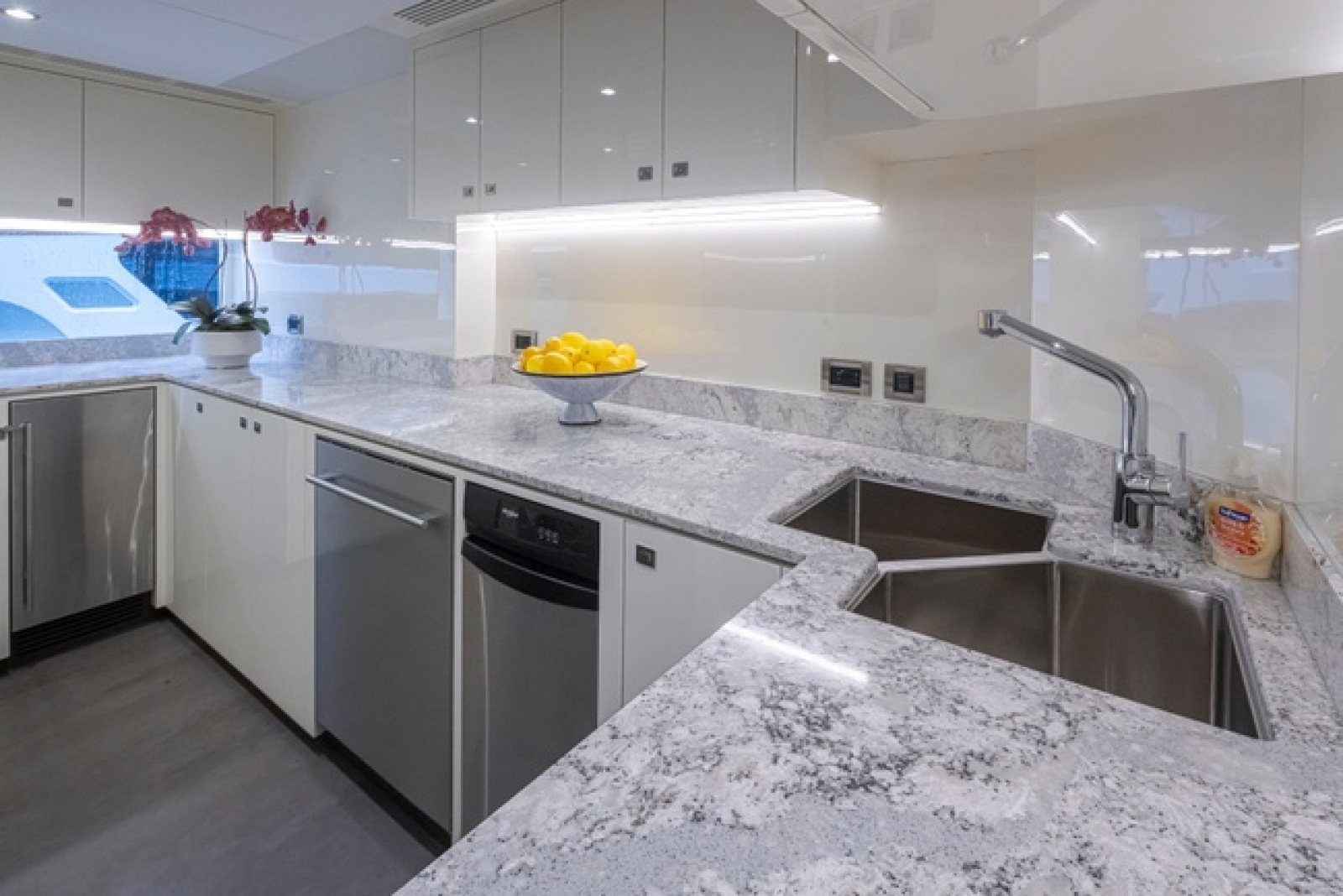 88ft Ocean Alexander Yacht For Sale