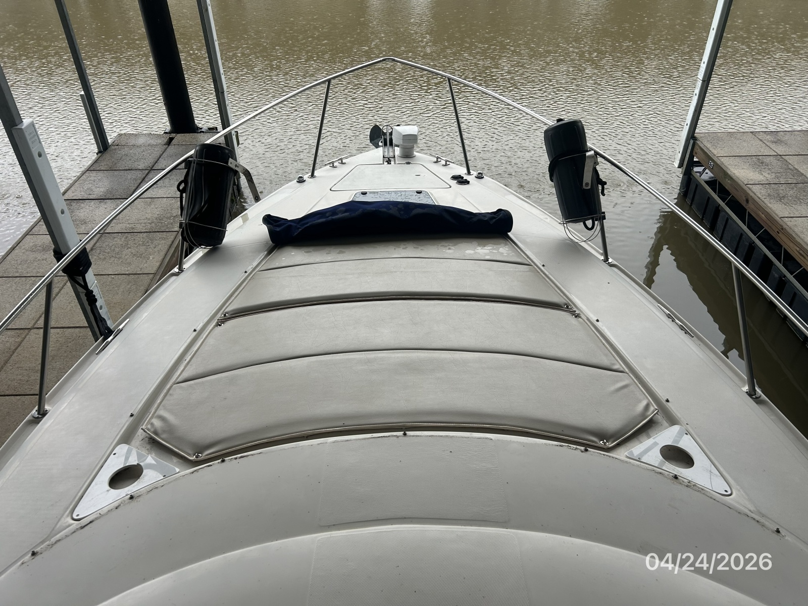 32' Regal foredeck2