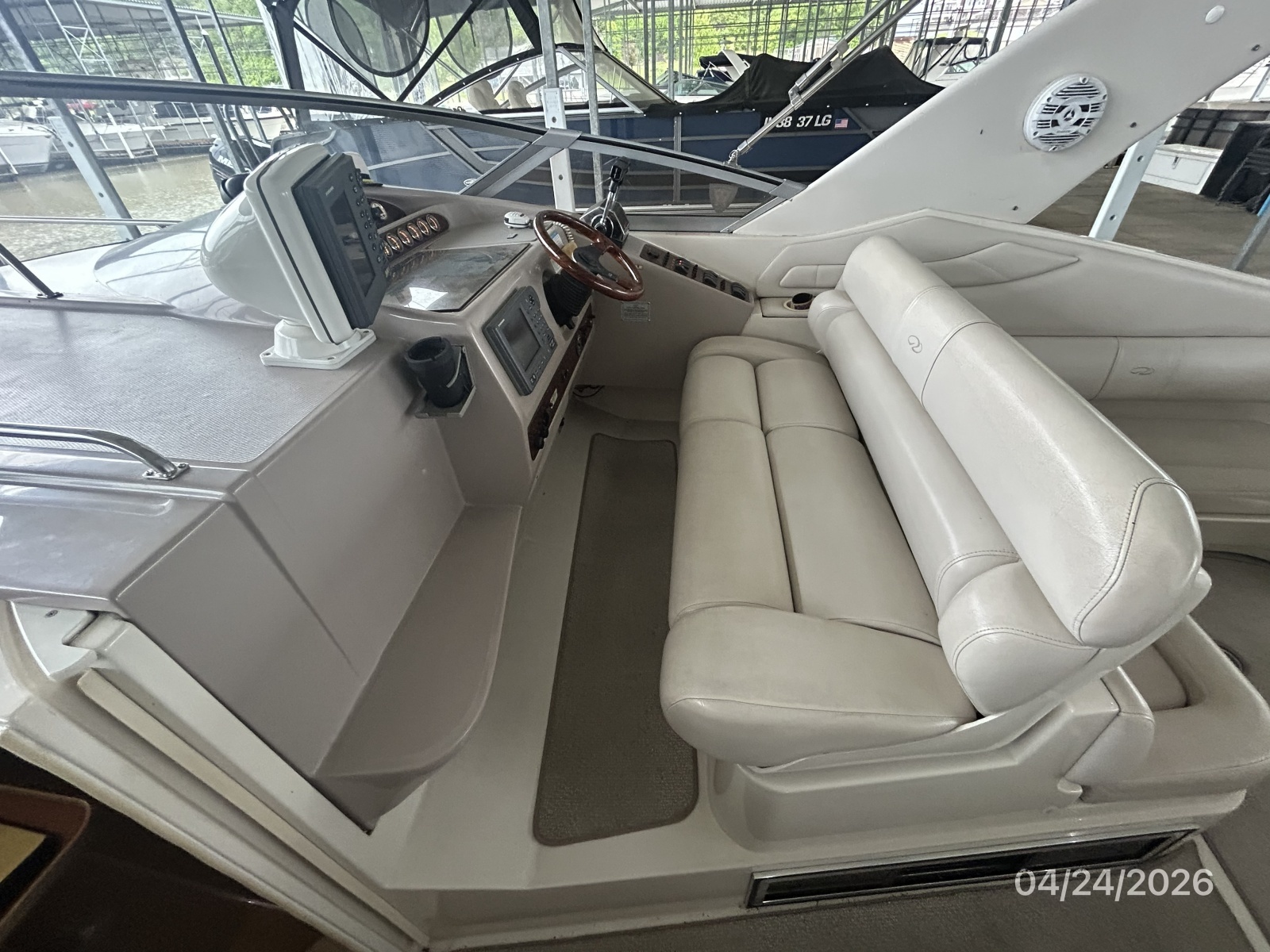 32' Regal helm2