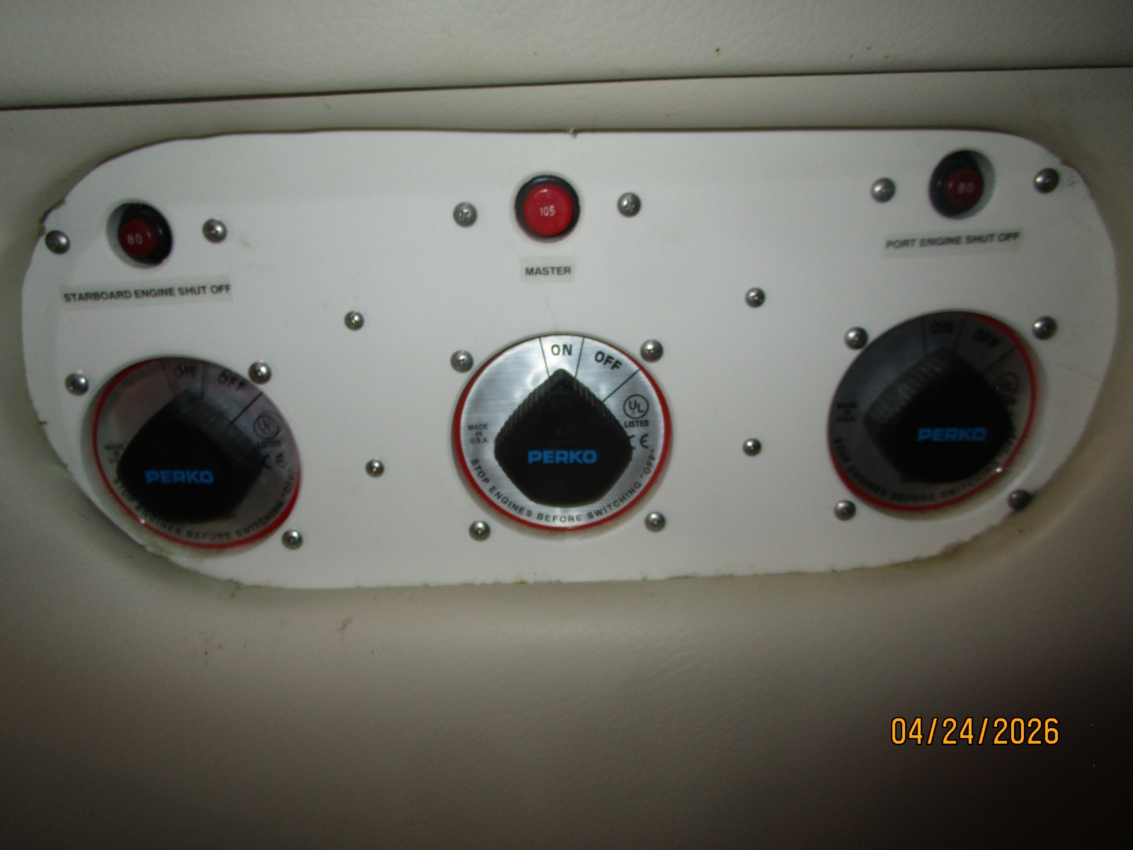 32' Regal battery switches