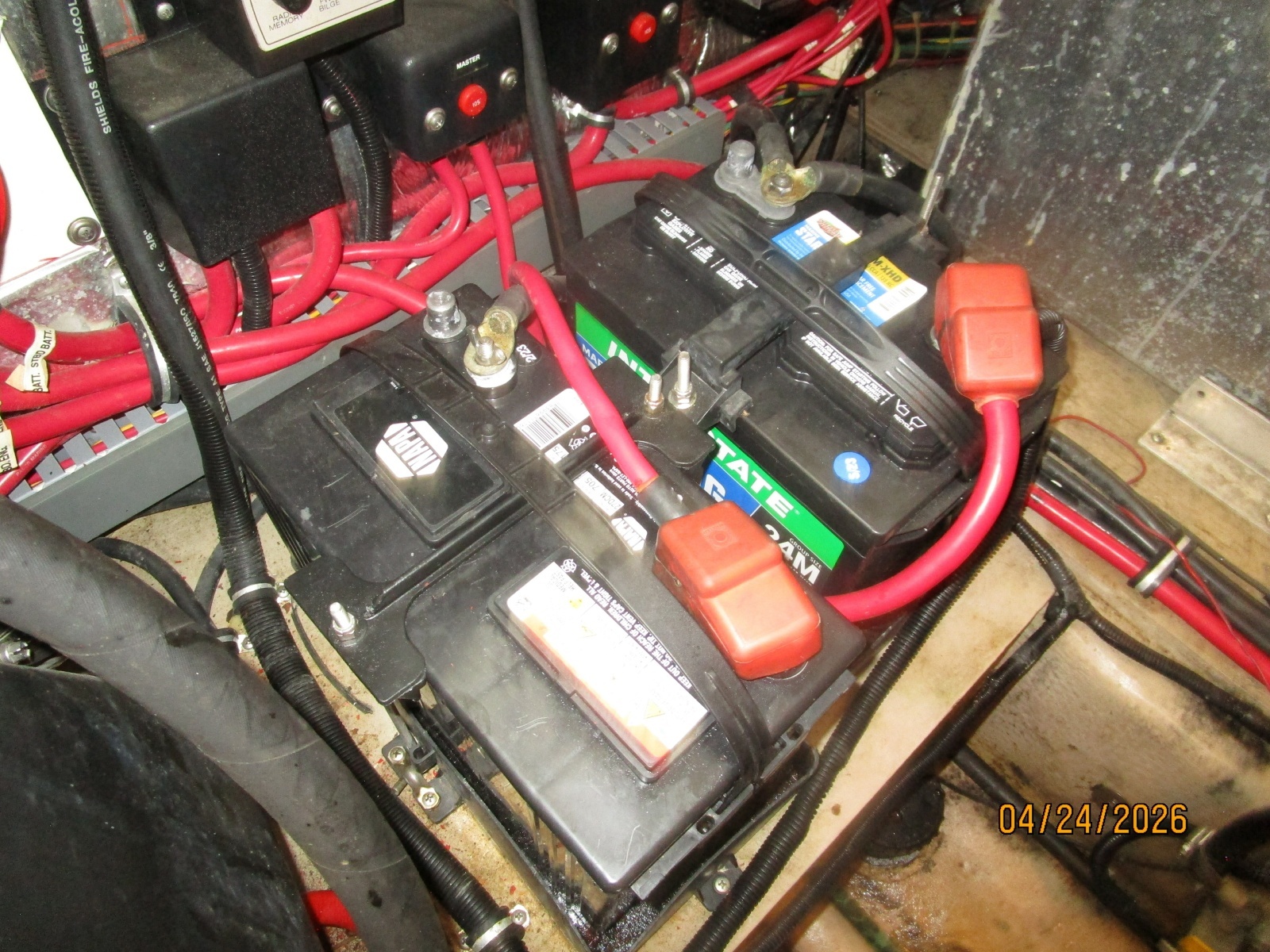 32' Regal battery bank2