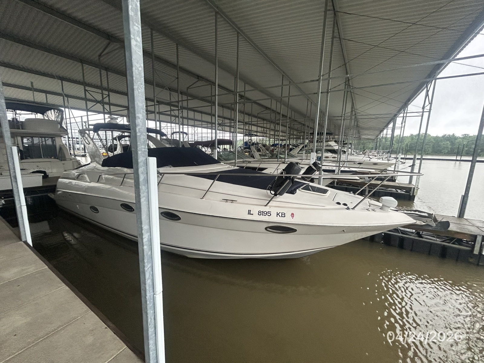 32' Regal starboard forward profile