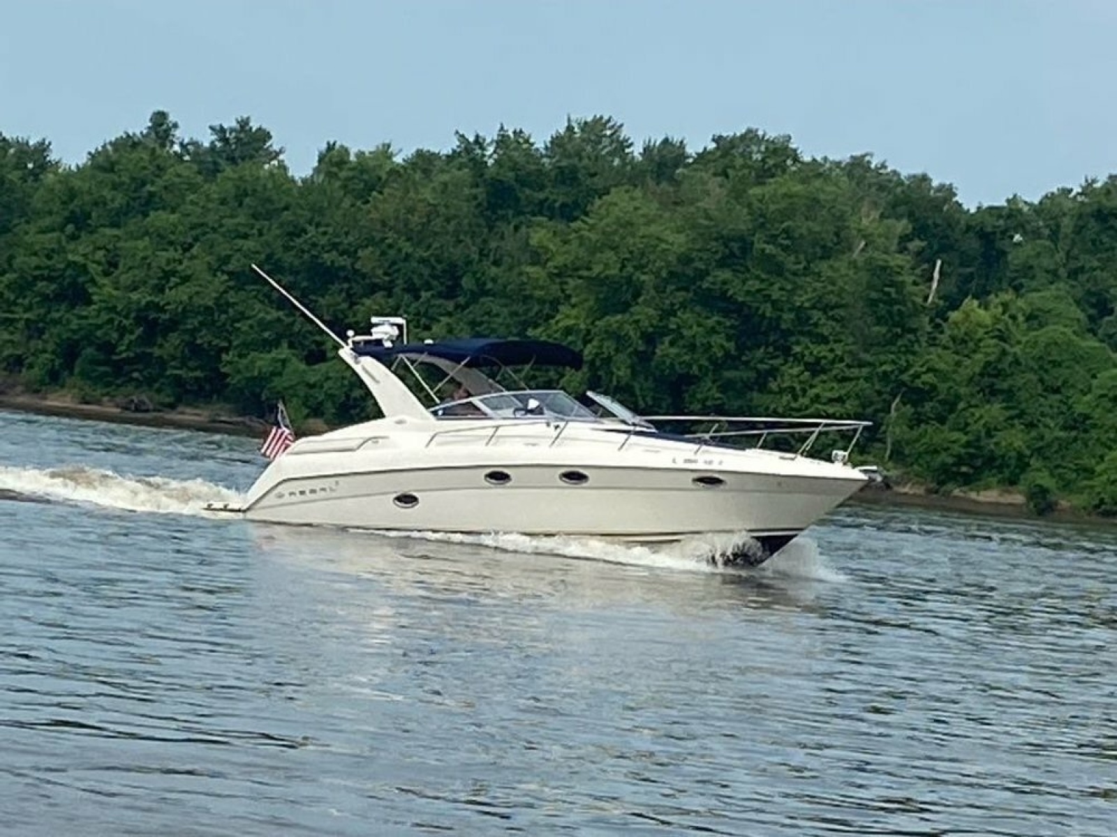 32' Regal underway