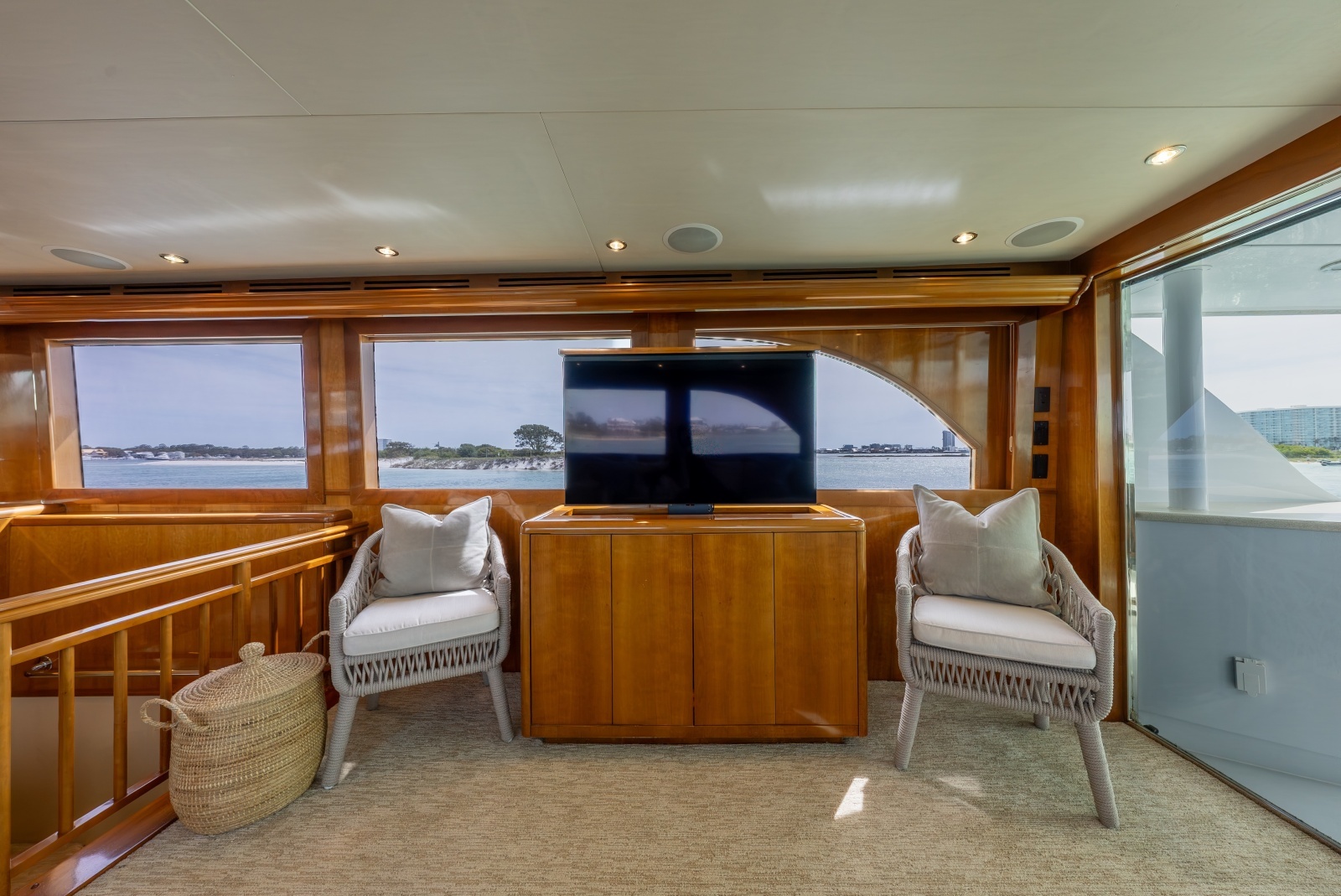 Salon Entertainment System