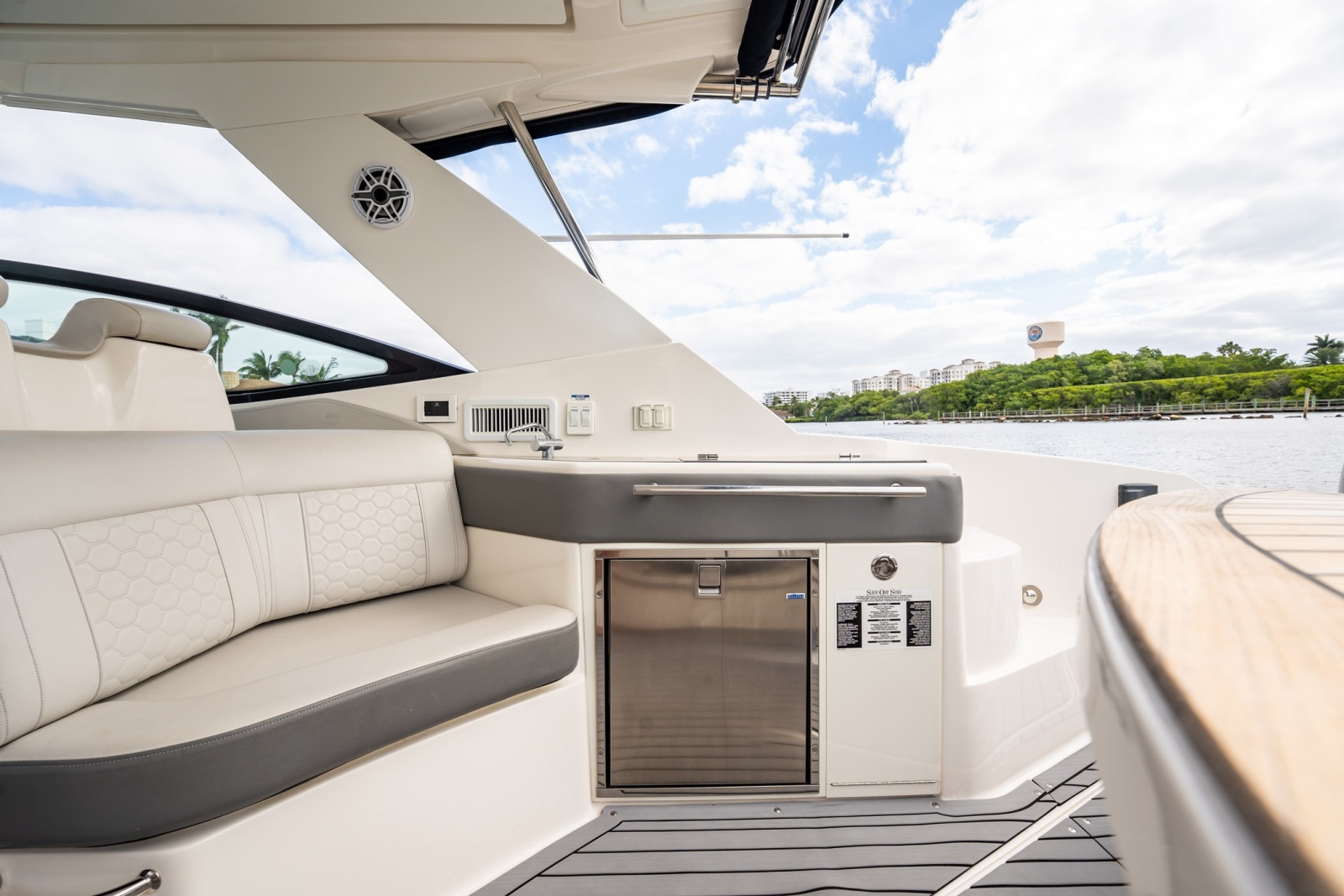 2021 Sea Ray Sundancer 320 Outboard