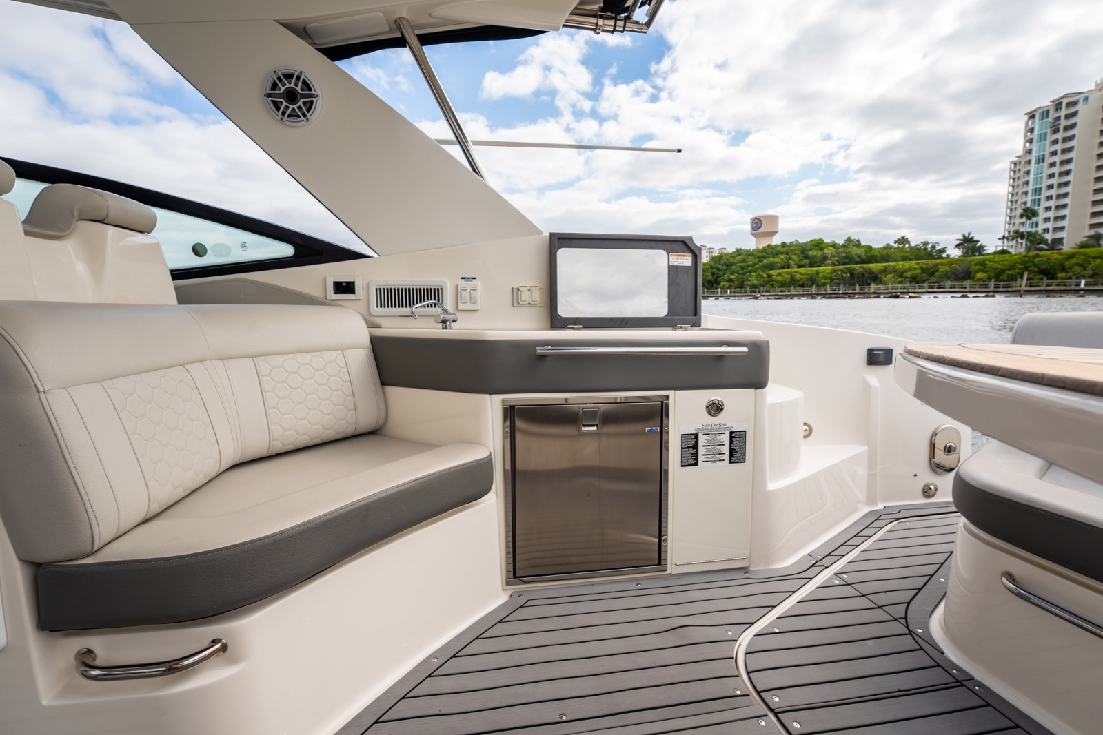 2021 Sea Ray Sundancer 320 Outboard