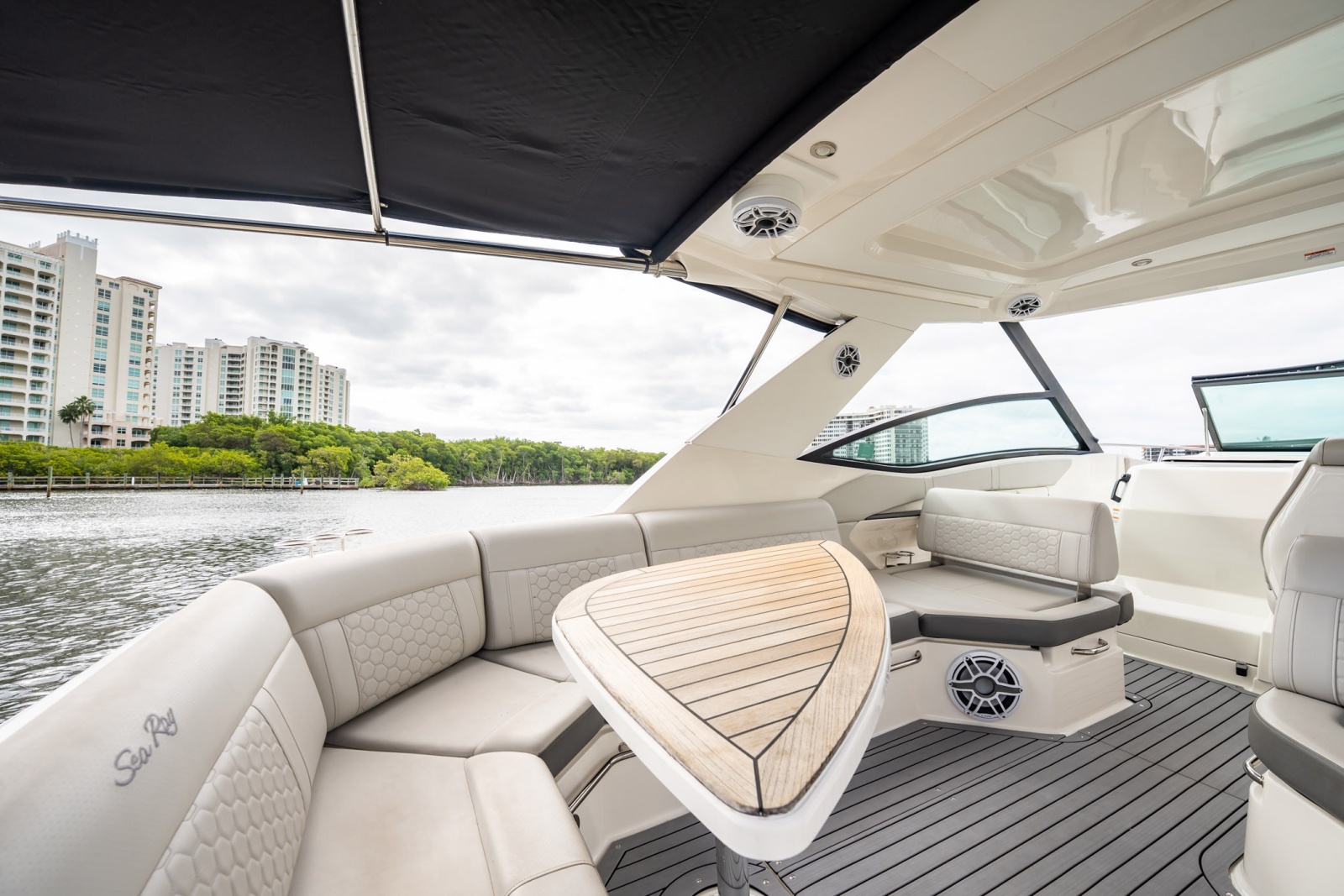 2021 Sea Ray Sundancer 320 Outboard