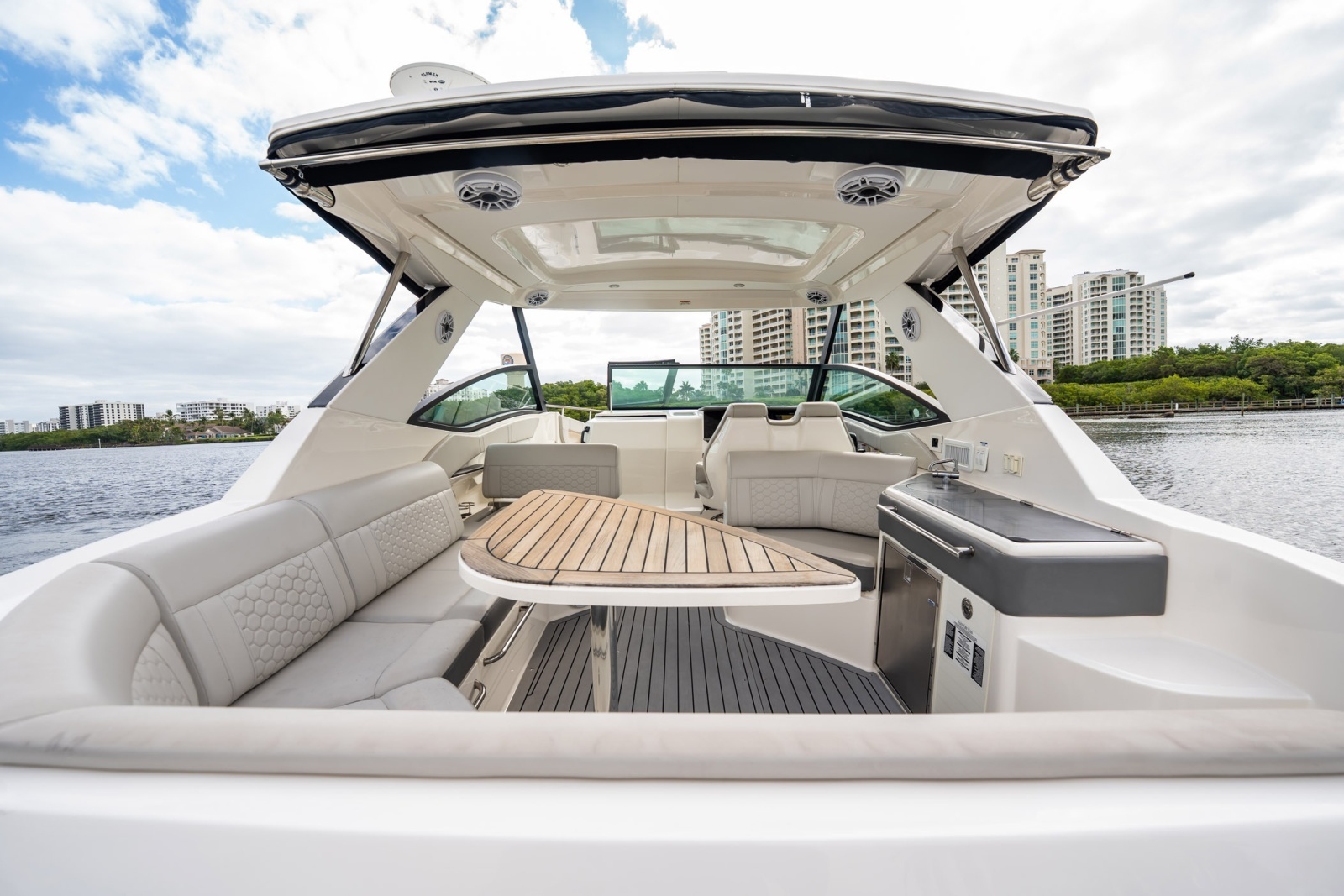 2021 Sea Ray Sundancer 320 Outboard