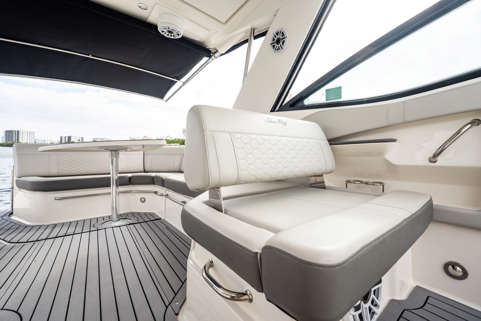 2021 Sea Ray Sundancer 320 Outboard