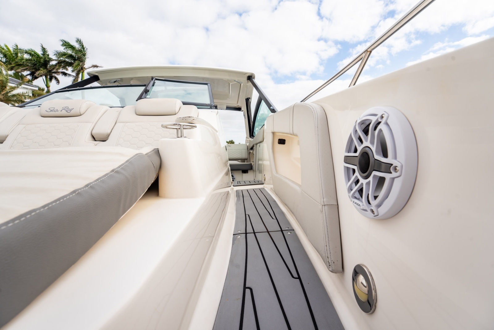 2021 Sea Ray Sundancer 320 Outboard