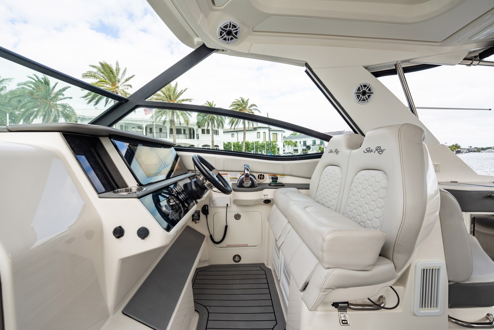 2021 Sea Ray Sundancer 320 Outboard