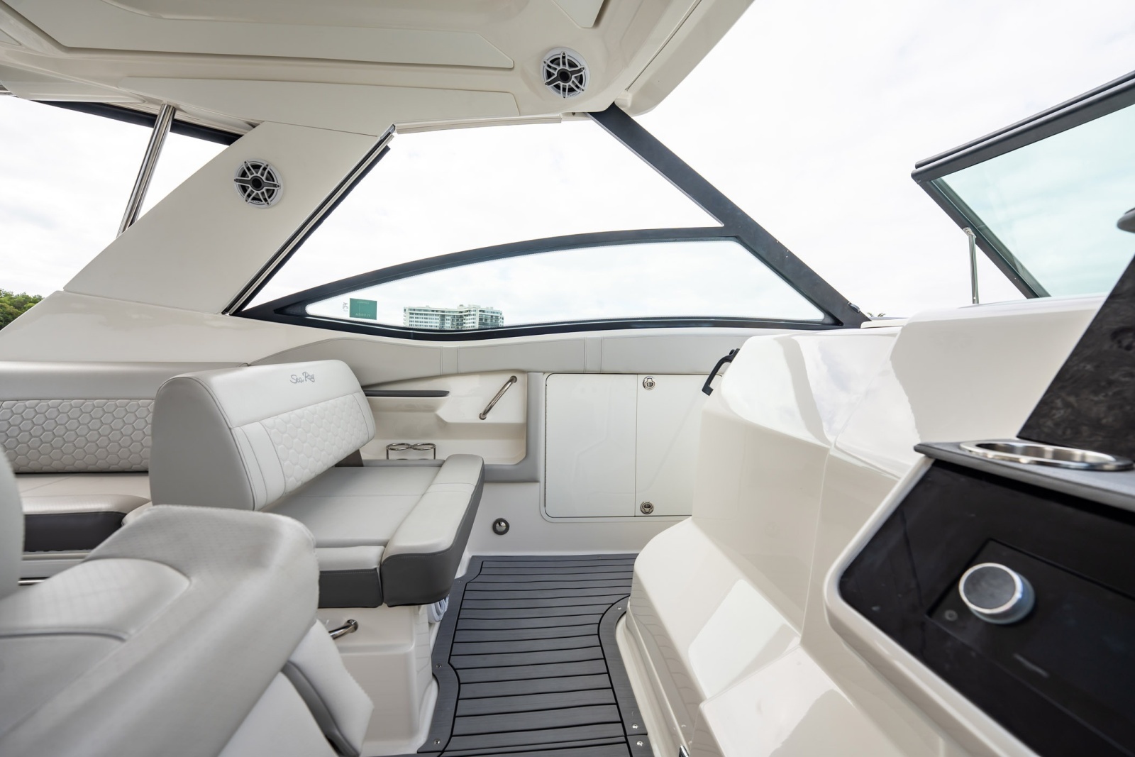 2021 Sea Ray Sundancer 320 Outboard