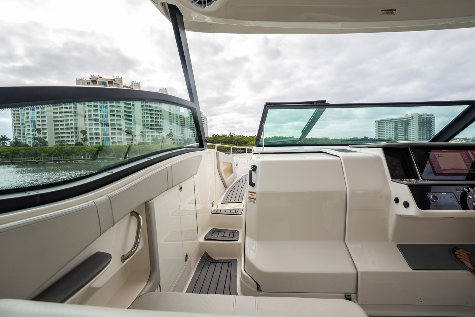 2021 Sea Ray Sundancer 320 Outboard