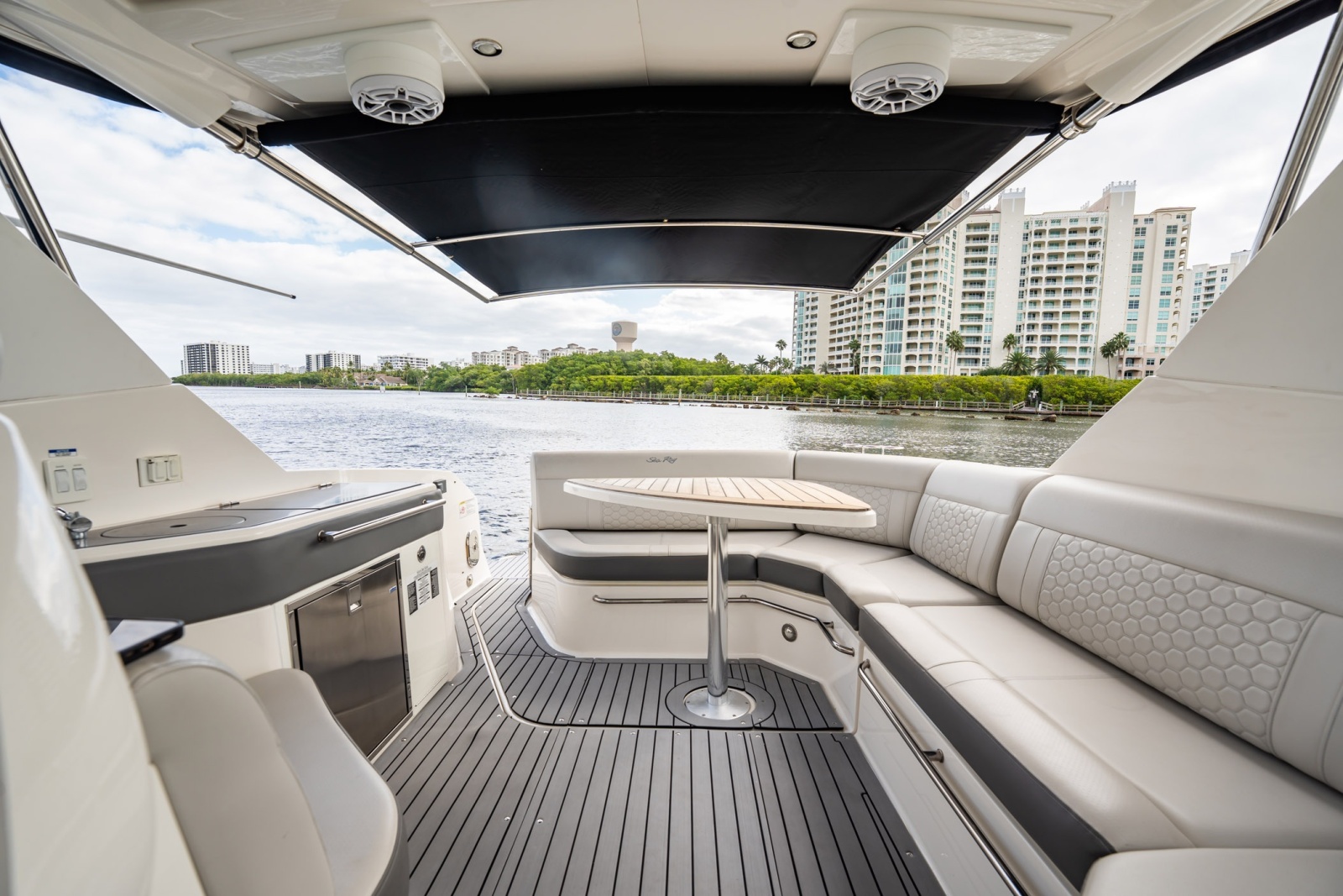 2021 Sea Ray Sundancer 320 Outboard