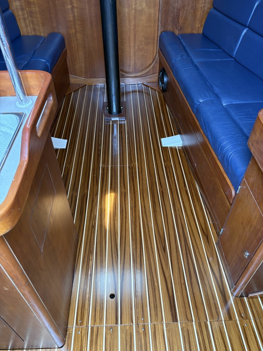 J/109 Shoal Draft with Carbon Spars New Cabin Sole Salon