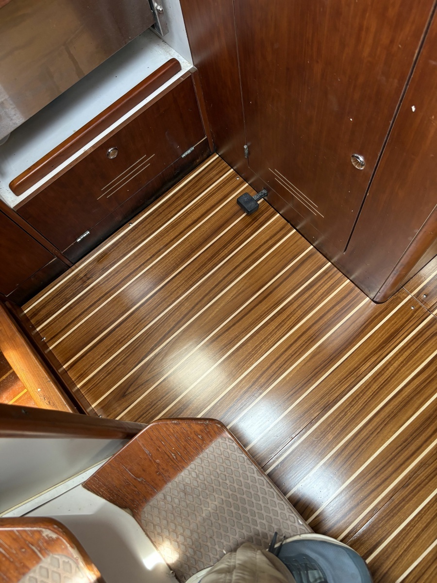 J/109 Shoal Draft with Carbon Spars Galley