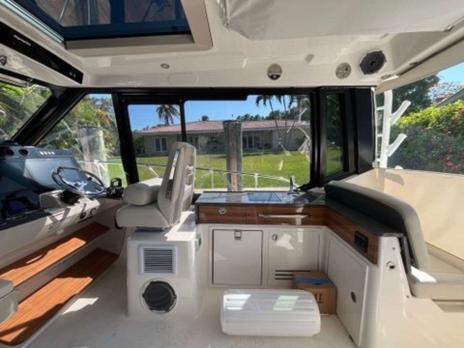 2023 Boston Whaler 405 Conquest