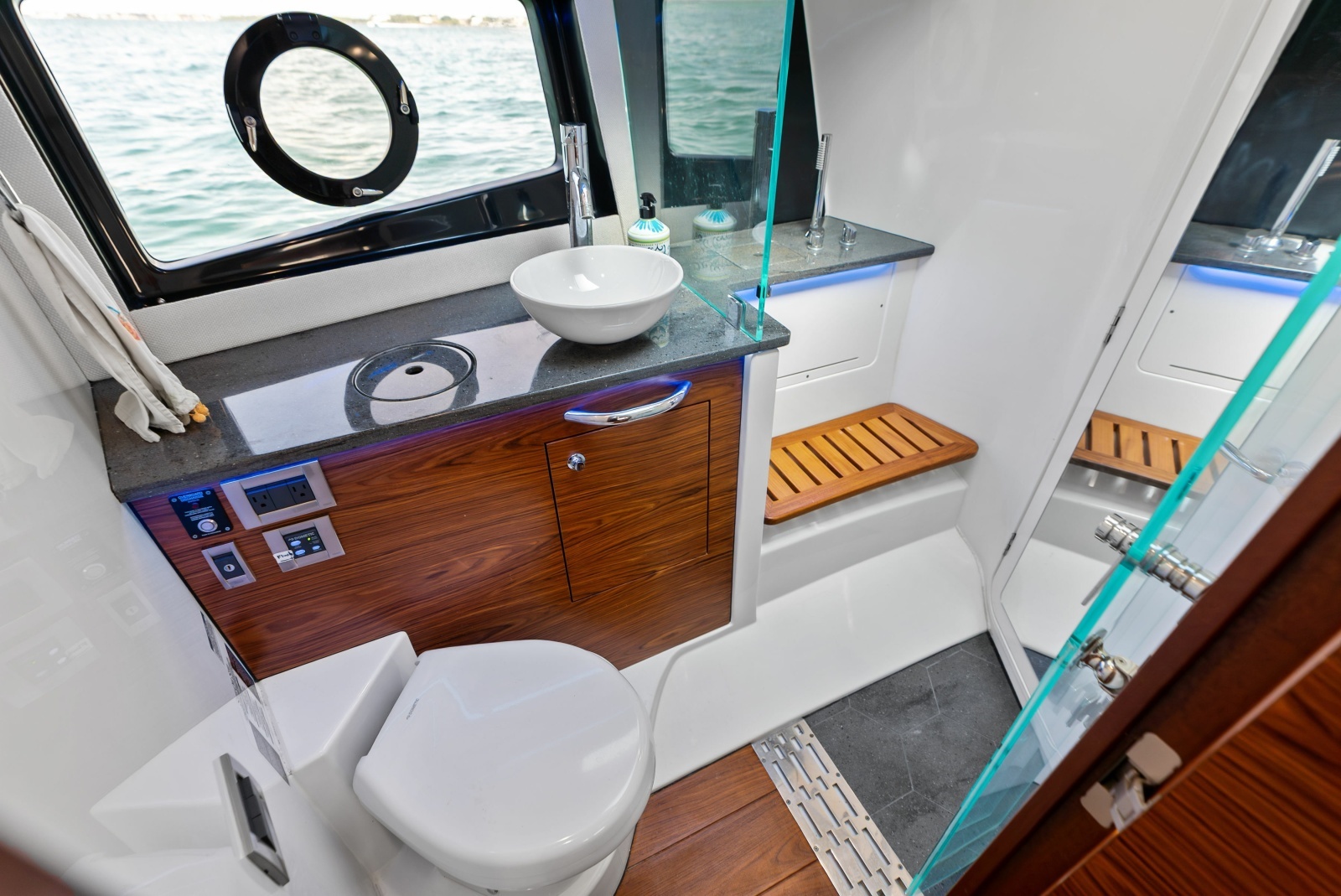 2023 Boston Whaler 405 Conquest