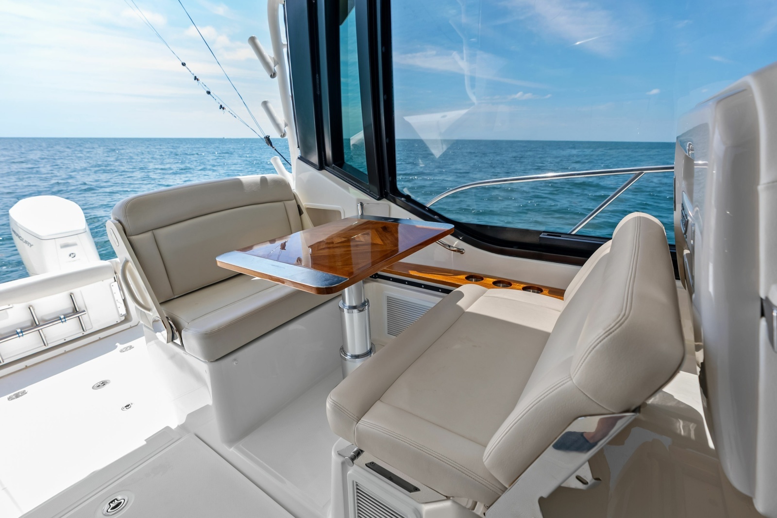 2023 Boston Whaler 405 Conquest