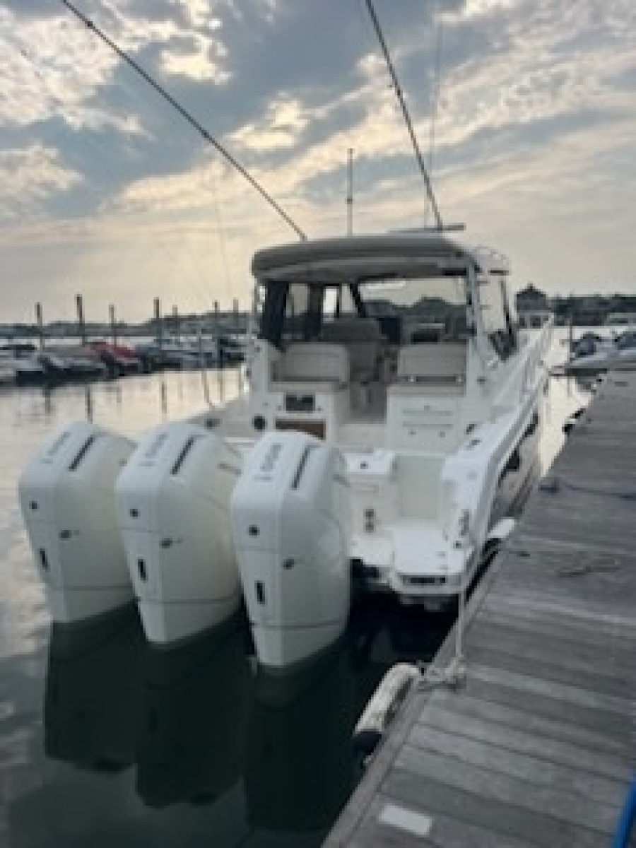 2023 Boston Whaler 405 Conquest