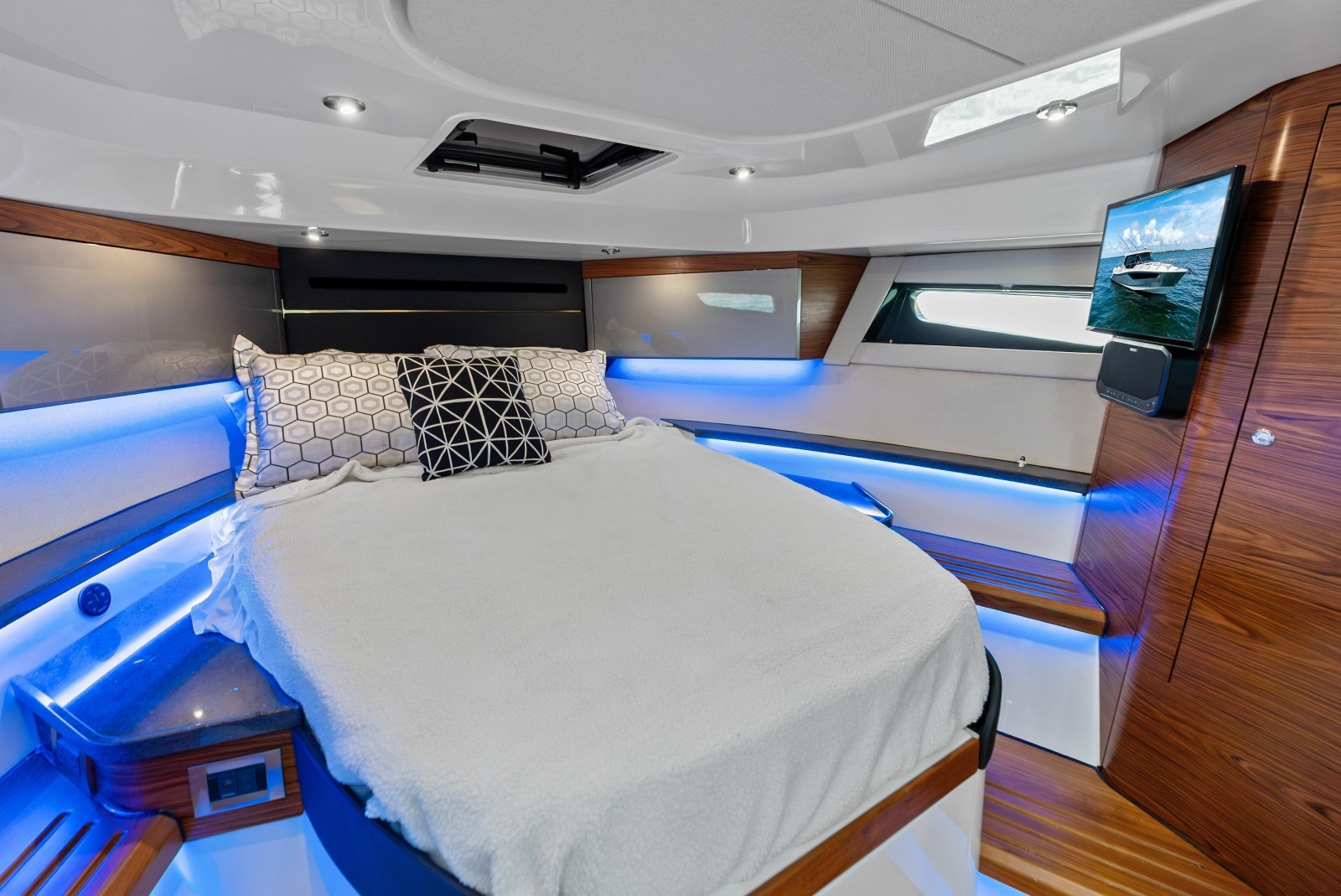 2023 Boston Whaler 405 Conquest