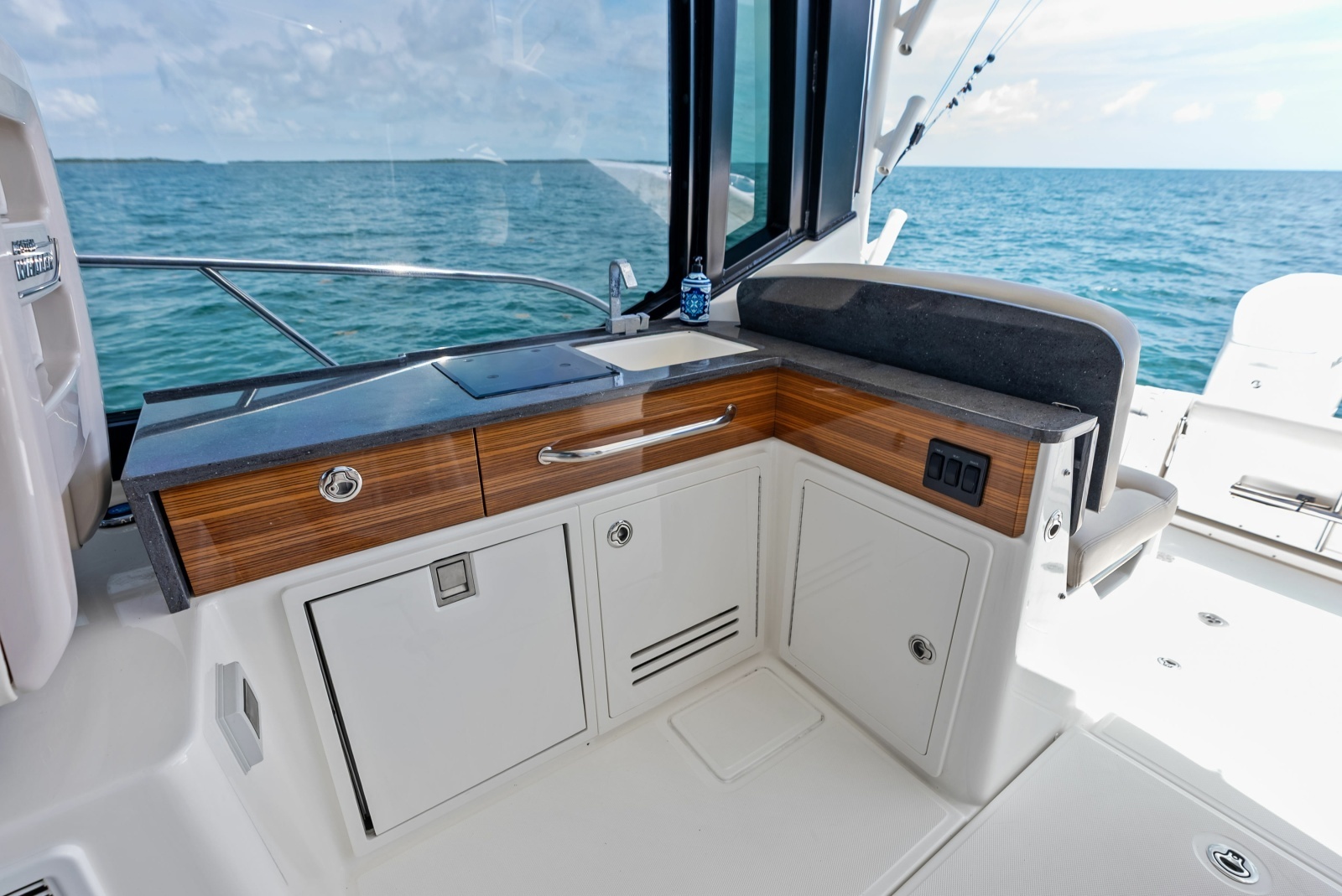 2023 Boston Whaler 405 Conquest