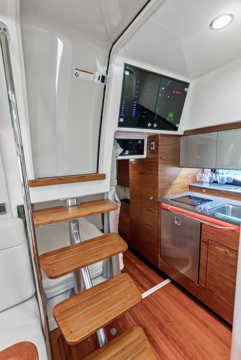 2023 Boston Whaler 405 Conquest