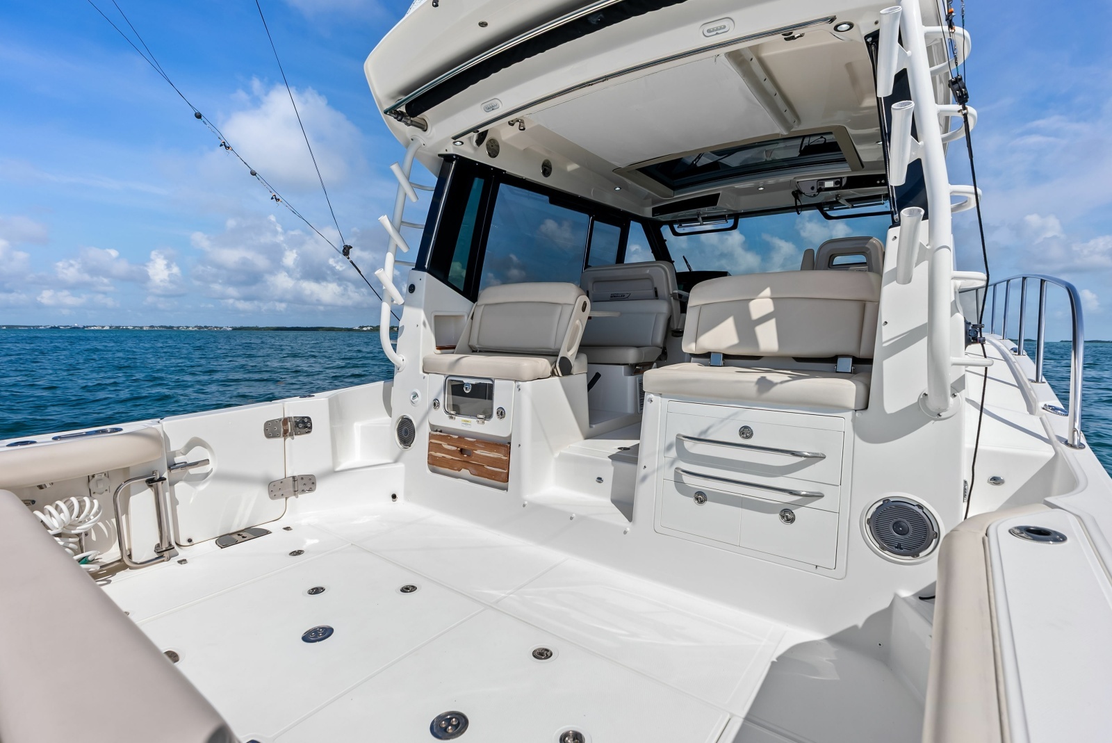 2023 Boston Whaler 405 Conquest