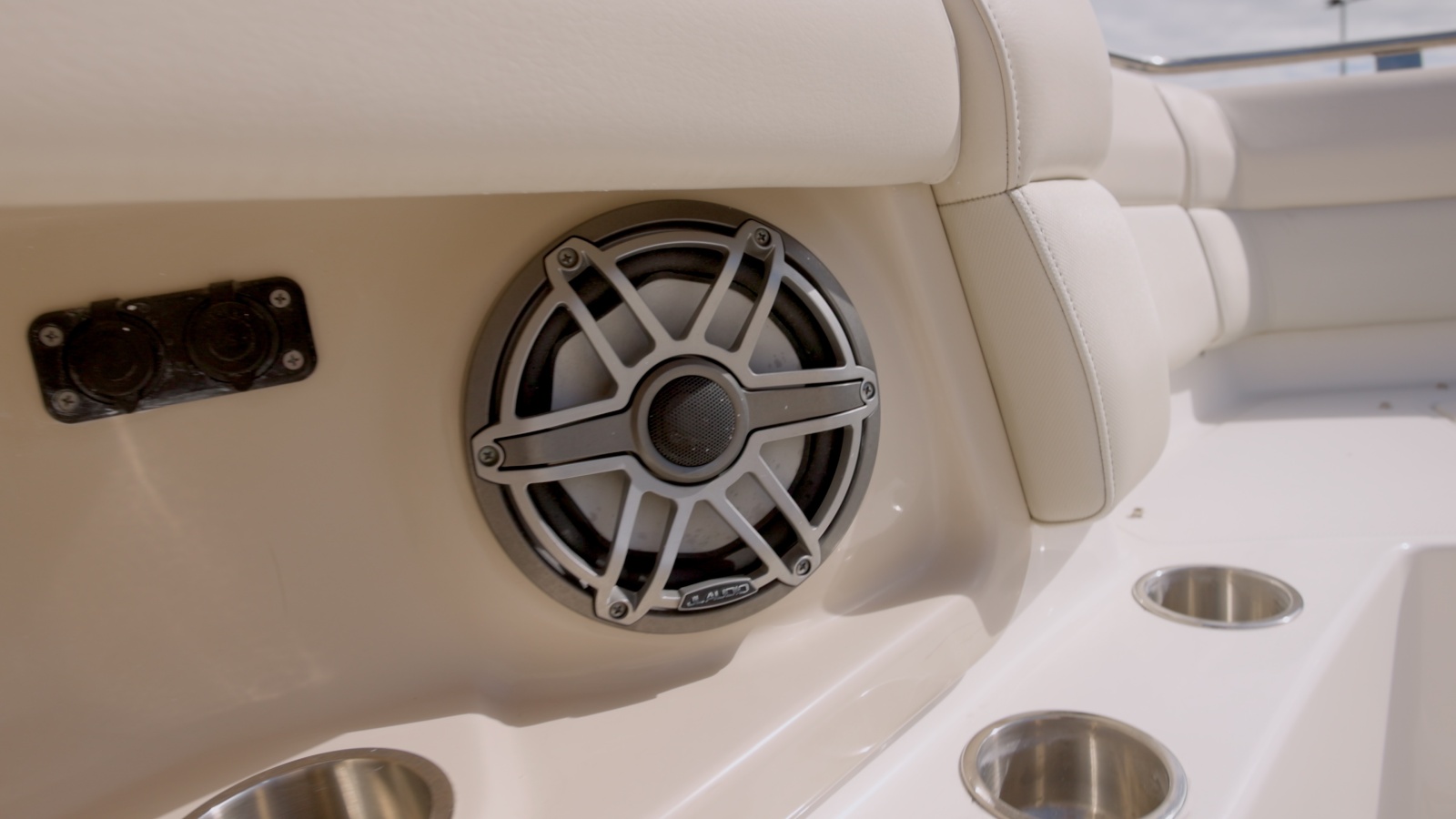 2018 Boston Whaler Outrage