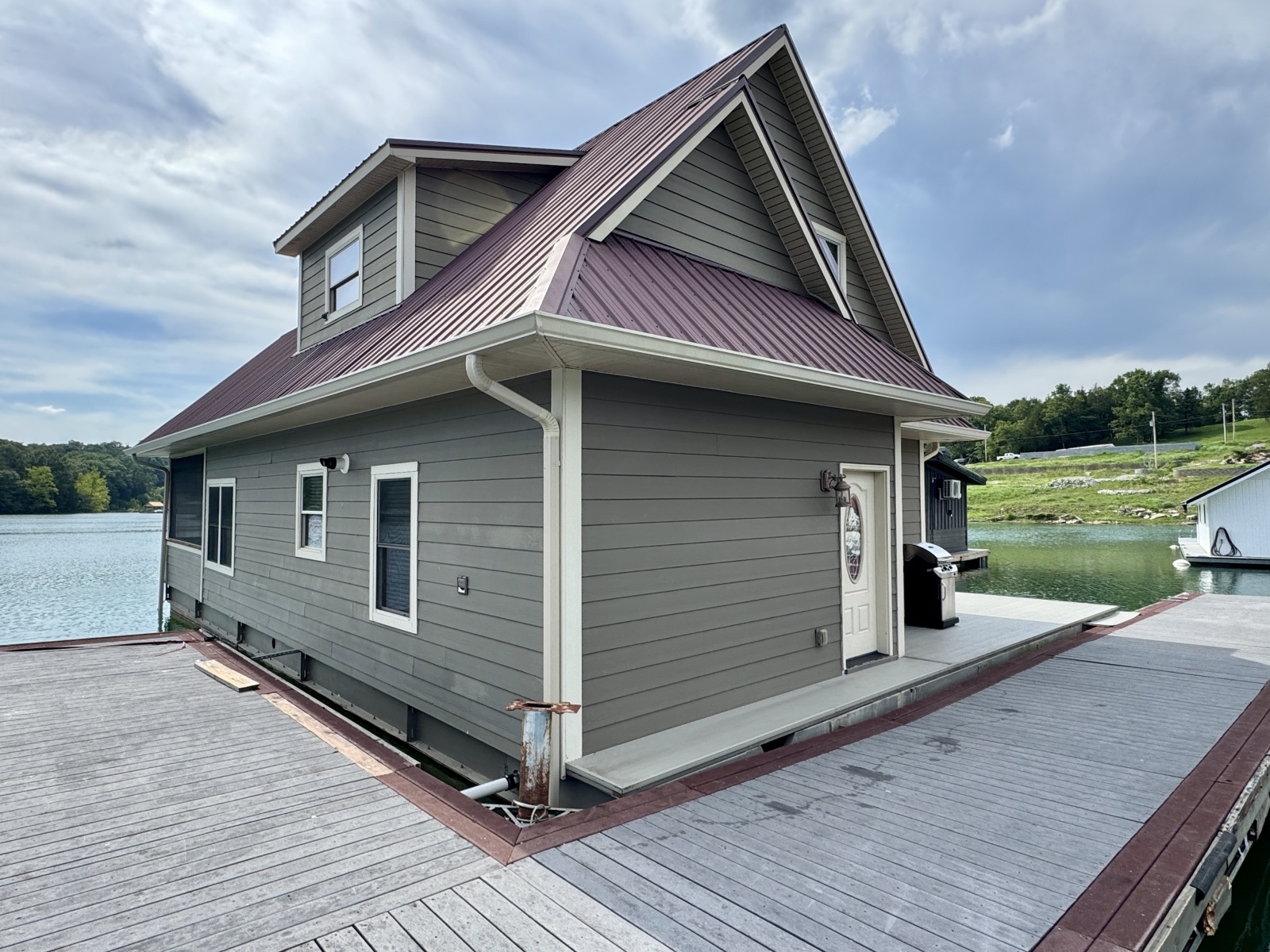 2010 Custom Floating Cabin - Approx 1340sqft