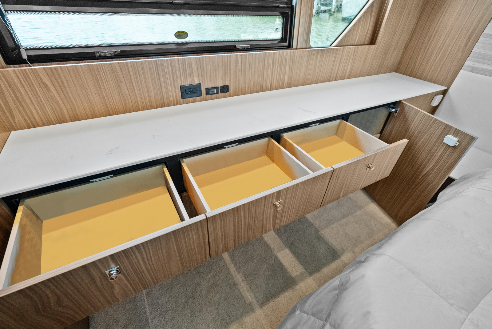 2025 Cruisers Yachts 50 Cantius
