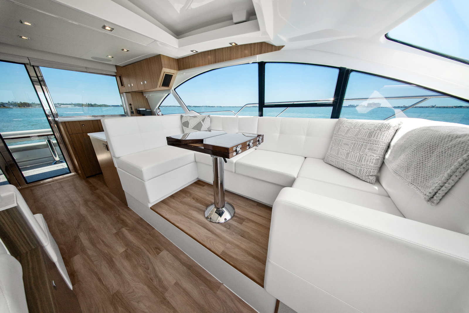 2025 Cruisers Yachts 50 Cantius