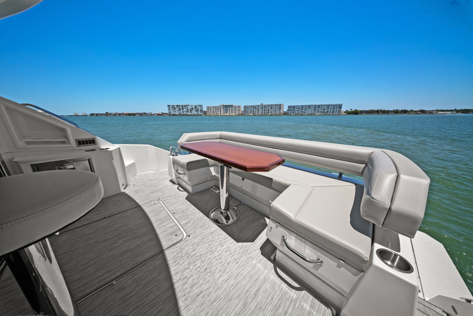 2025 Cruisers Yachts 50 Cantius
