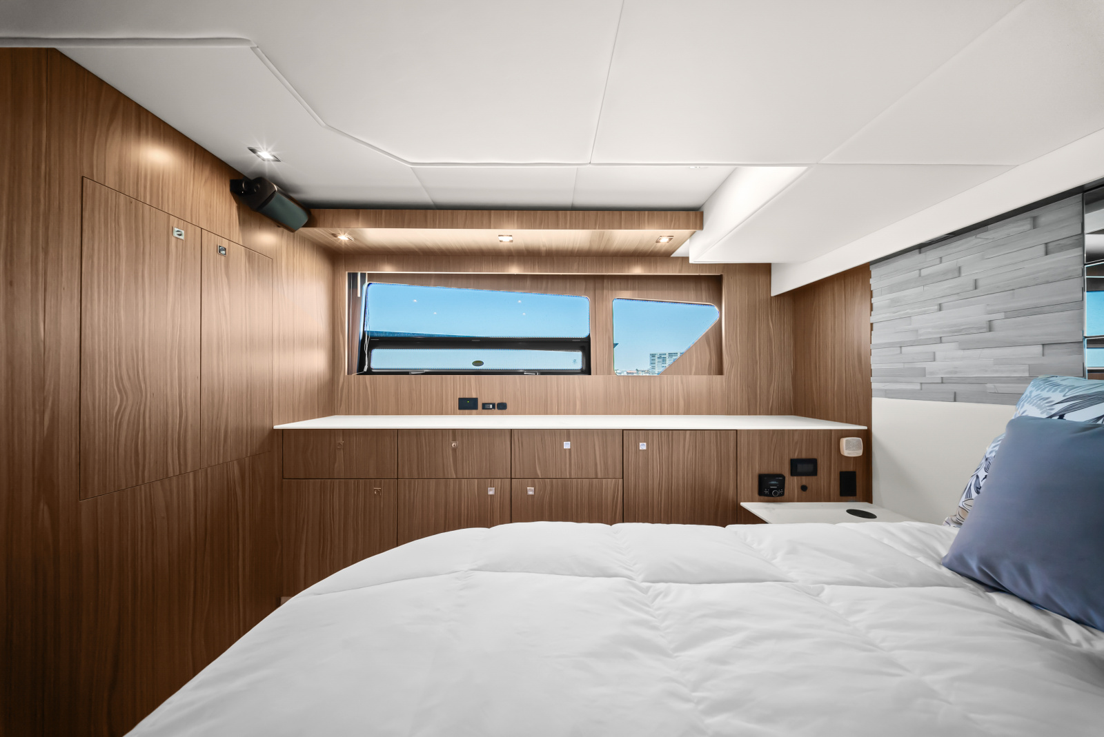 2025 Cruisers Yachts 50 Cantius