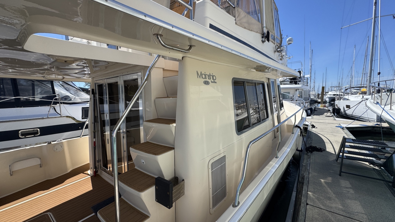 40' 2004 Mainship 400 Trawler