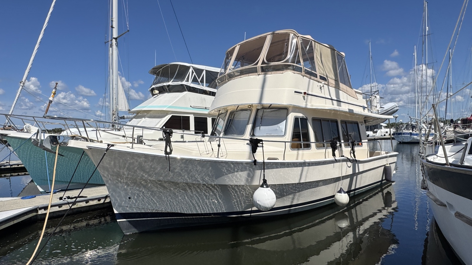 40' 2004 Mainship 400 Trawler